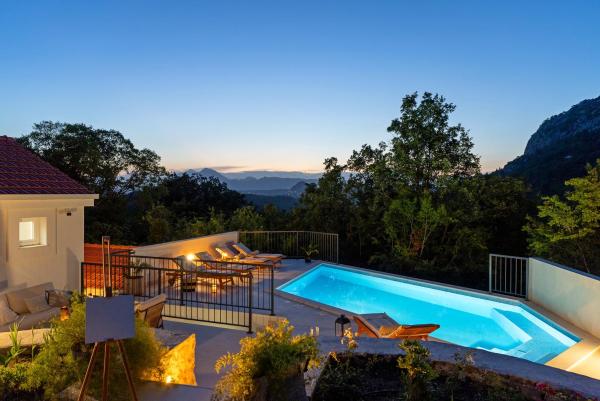 NEW! Villa AmaRosa - between the sea and the mountains, Buchen Sie  Hotels in Gespanschaft Split-Dalmatien mit Pool, Schwimmbad