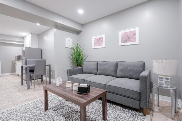 Renovated 2 Bedroom Basement Apartment Near 401 and Amenities, Buchen Sie Ferienwohnung Bowmanville Durham Region