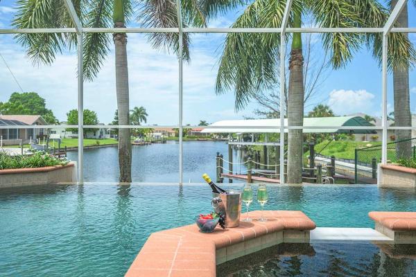Marais is a Sunset Villa with a Pool and Canal Views Kayaks and Spa, Buchen Sie  Hotels in Shell Point Village mit Parkplatz, Parkplätze