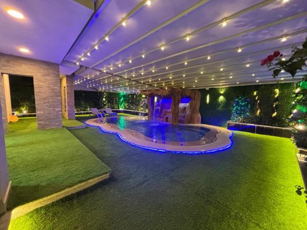7 BR Smart House with Heated Pool, Waterfall, Garden, Prenota  Hotel con piscina a Cairo Governorate, Piscina