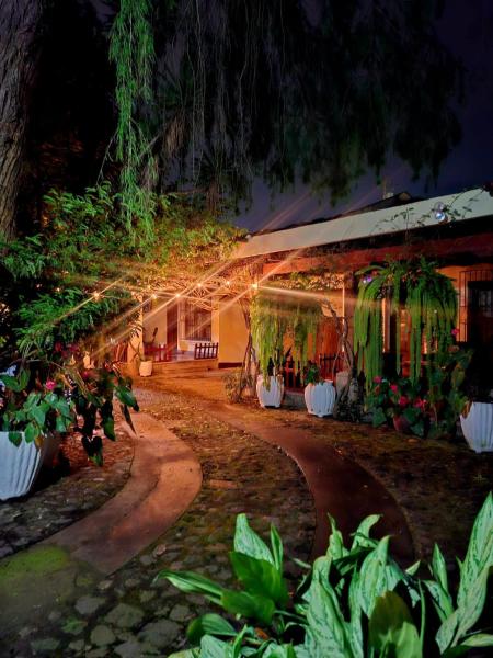 Jardín de Los Sueños Quinta San Felipe, Reserva ahora  Hoteles en Zacatepeques con aparcamiento, Aparcamiento