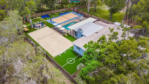 5 BR Villa with Pool Court and Mini Golf Near Beach, Prenota  Oakhurst Terrace Florida