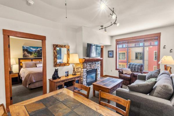 The Village #2408 - Village Center Cozy Getaway w Fireplace, Prenota  Hotel a Mammoth con piscina, Piscina
