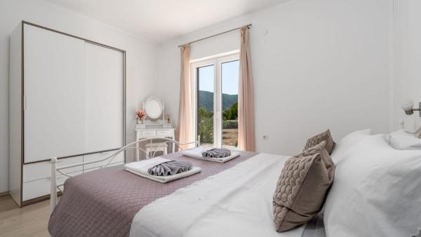 Holiday home Silvija by Villas Guide, Book  Hotels in Split Region with a Pool, Swimming Pool