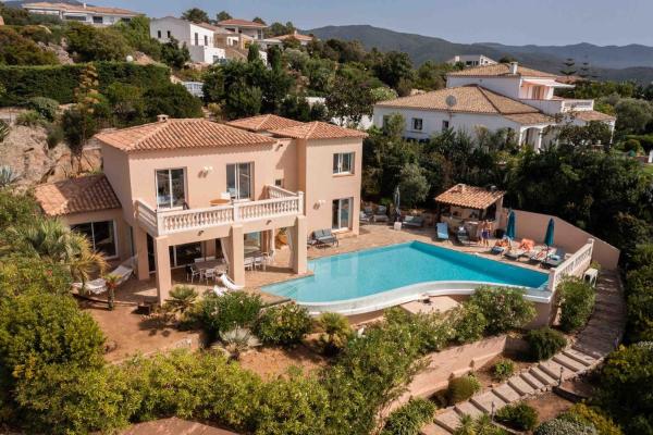 Villa de standing 12 couchages - vue sur mer - piscine à débordement chauffée, Réserver  Albitreccia Corse