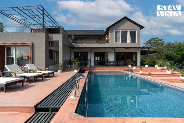 StayVista at Villa Aera with Pool, Lawn, Réserver  Hôtels à Chandigarh Region avec piscine, Piscine