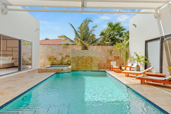 Private 5BR Villa with Pool, Minutes to Palm Beach, Prenota  Hotel a Palm-Eagle Beach con piscina, Piscina