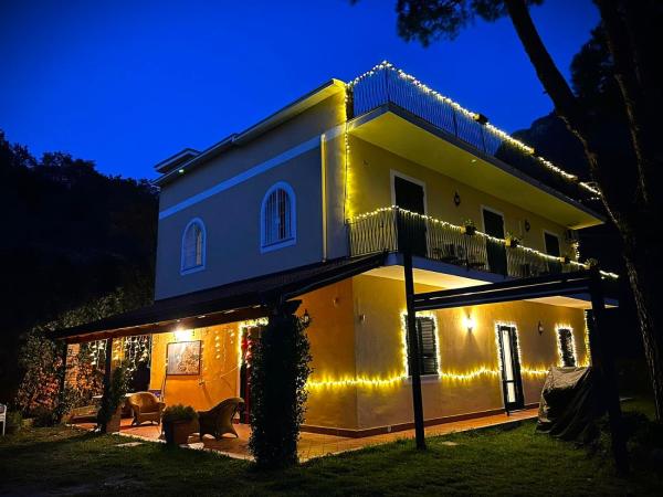 Villa Ninì Accommodation & Events by ElodeaGroup, Buchen Sie  Hotels in Salerno mit Parkplatz, Parkplätze