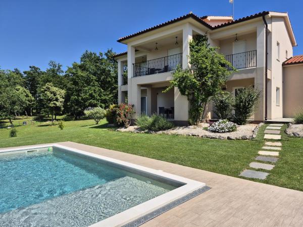 Villa Noela in Rakalj for 6 persons with large garden, kids playground - only 2,5 km from beach, Prenota  Hotel con piscina a Rakalj, Piscina