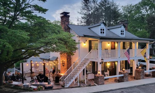 Dahlonega Inn on Main, Buchen Sie Hotel Hotels in Georgia mit Parkplatz, Parkplätze