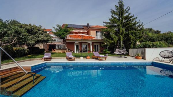 Villa Oaza Mira - Makarska by Villas Guide, Buchen Sie  Hotels in Gespanschaft Split-Dalmatien mit Parkplatz, Parkplätze