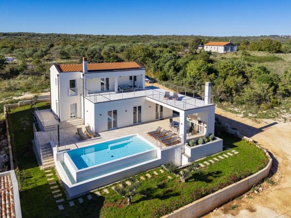 Villa Cappenberg by Interhome, Prenota  Hotel a Peruški con parcheggio, Parcheggio