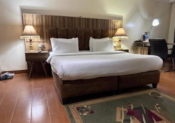 Li Tour International Hotel, Buchen Sie  Hotels in Lagos mit Parkplatz, Parkplätze