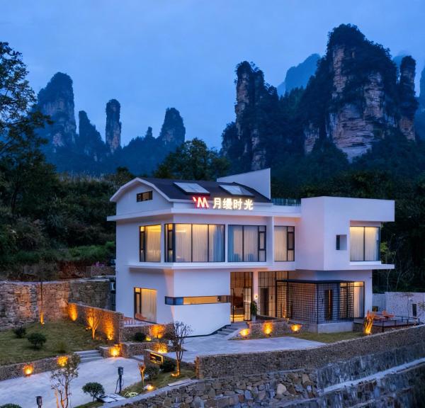 Panorama Peaks Lodge-Free pickup-Sunrise-Close to the Middle Gate Ticket Office of the Zhangjiajie Foreset Park, Book  Hunan Hotels with a Parking, Parking