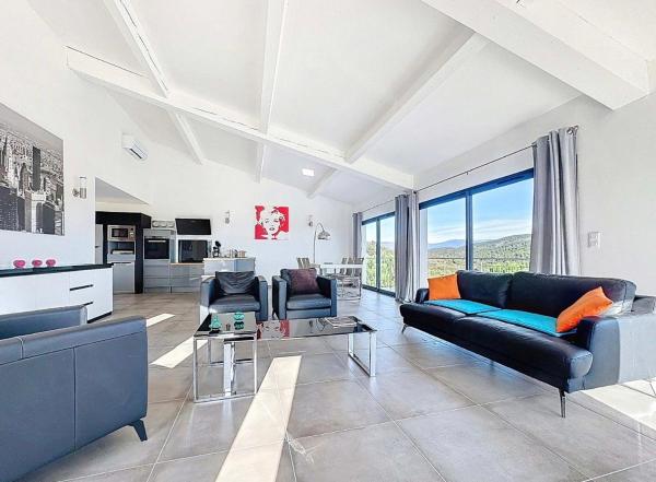 Modern Villa With Sea Views And Infinity Pool, Prenota  Hotel a Alvernia con parcheggio, Parcheggio