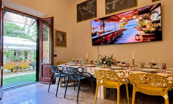 Villa Leonardo House Pisa Villa privata con giardino e piscina idromassaggio Centro vicino Stazione e Aeroporto, Buchen Sie  Hotels mit Pool in Pisa, Schwimmbad