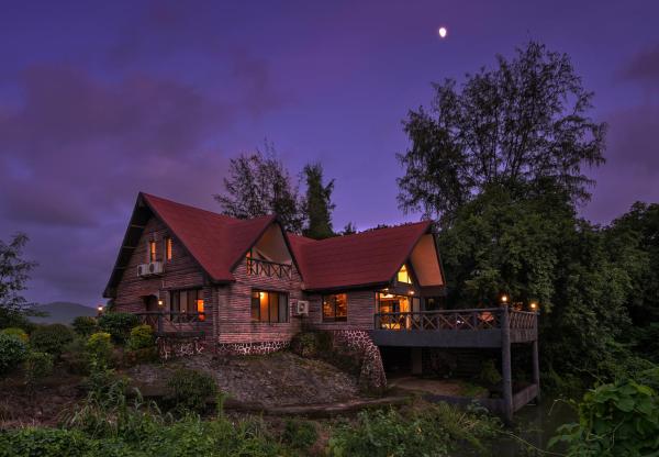 SaffronStays Cabin in the Woods - 4BHK Riverside Palghar Villa with Pool, Forest Walks & Stargazing, Réserver  Hôtels à Maharashtra avec piscine, Piscine