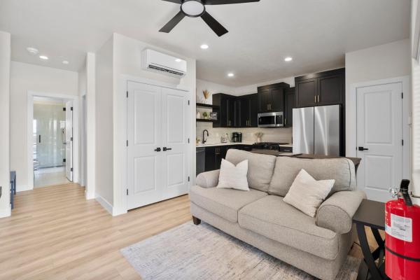 Modern Loft Getaway 25 Min to Zion, Walk to Food and Parks, Buchen Sie  Hurricane Zion National Park
