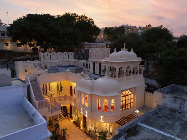 SaffronStays Rang Havelii - Superior room in heritage haveli near City Palace with rooftop chhatri & pool in Udaipur, Prenota  Hotel a Rajasthan con piscina, Piscina