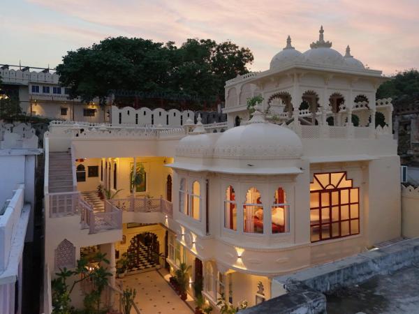 SaffronStays Rang Havelii - Luxurious Premium Rajasthani art-themed stay with City Palace views, Prenota  Hotel a Rajasthan con piscina, Piscina