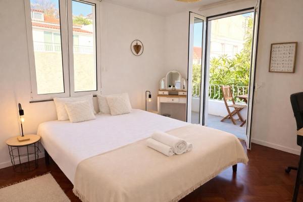 Sunny Double Room in 4BR Villa with AC, Sea View Balcony, Workspace, Reserva ahora  Santa Luzia Funchal