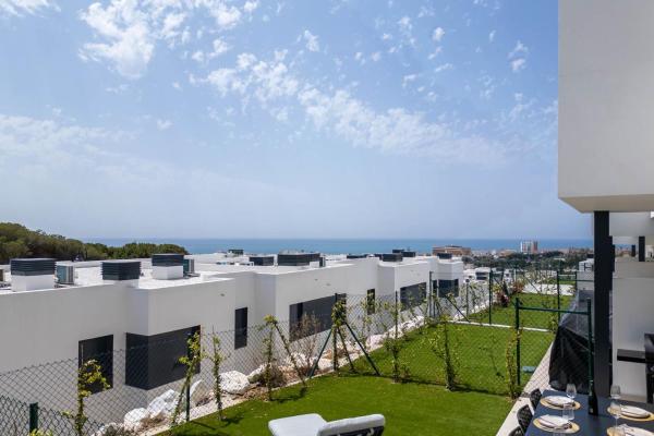 Modern 4-Bedroom Townhouse in Cala Serena Village Walk to the Beach Golf, Prenota  Mijas Costa del Sol