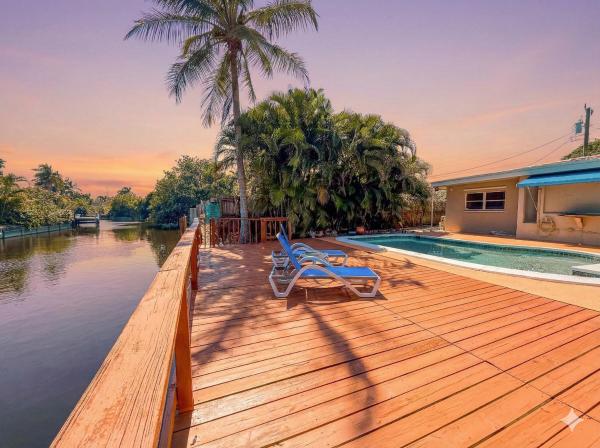 Lakefront Villa & Pool Perfect Stay near Beaches, Prenota  North Lauderdale Broward County