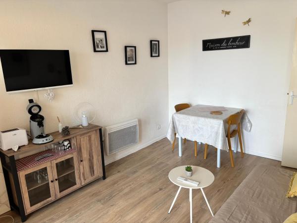 T2 Barcares Village avec Terrasse 50m Mer, Réserver  Hôtels à Corbières avec parking, Parking