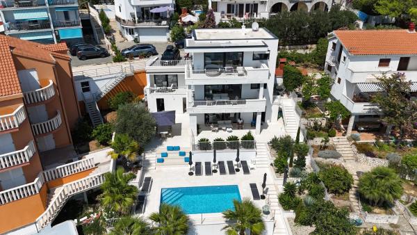 Beachfront Villa Leonardo with Pool, Buchen Sie  Hotels in Gespanschaft Split-Dalmatien mit Pool, Schwimmbad