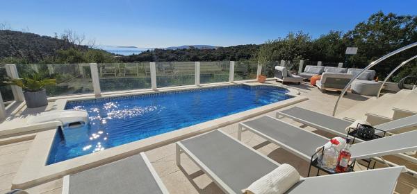 Pool, 300m to beach, private location, sea view - Villa Zelena, Buchen Sie  Hotels in Gespanschaft Split-Dalmatien mit Pool, Schwimmbad