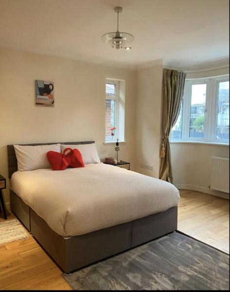 Prime Location London W5, Book  London Greater London, near Ealing Broadway