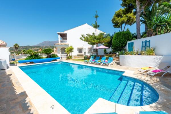 Villa Holivista Elegant 4-Bedroom Spanish Villa in Estepona, Prenota  Hotel a Costa del Sol con piscina, Piscina