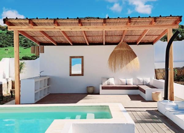 White Cottage - beach front Villa in Sidi Mghayt, Prenota  Hotel con piscina a Tangeri-Tetouan, Piscina