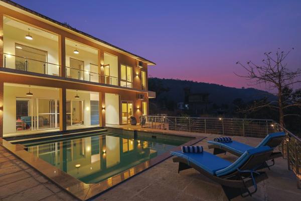 SaffronStays Golden Hour - 3BR Pet-Friendly Pool Villa with Garden & Outdoor Spaces, Réserver  Hôtels à Maharashtra avec piscine, Piscine