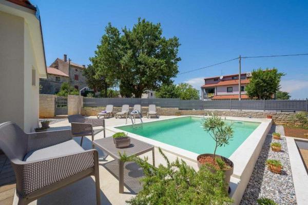 Malerische Villa mit Privatpool, mediterranem Garten, Outdoor-Kueche, Waschmaschine, Trockner, Reserva ahora  Hoteles en Istria central con piscina, Piscina