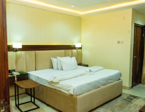 Wesley Hotels, Reserva ahora  Hoteles en Ikpoba-Okha con piscina, Piscina