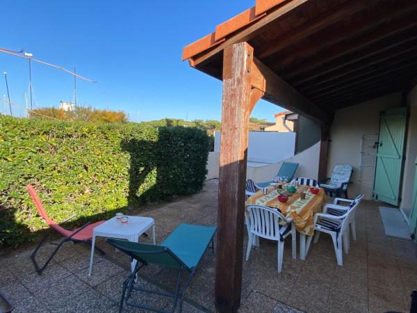 Villa T4 au Bord du Lac avec Terrasse, 6 Pers, Parking, Animaux Acceptés, Classée - FR-1-798-37, Réserver  Hôtels à Corbières avec parking, Parking