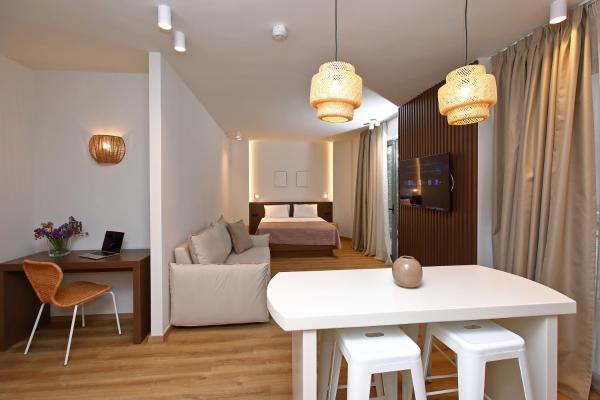 LOCAL SUITES - Nea Moudania Chalkidiki, Prenota  Nea Moudania 