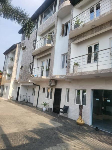 KINGS AVENUE SERVICE APARTMENTS, Buchen Sie Ferienwohnung Hotels mit Pool in Lagos, Schwimmbad