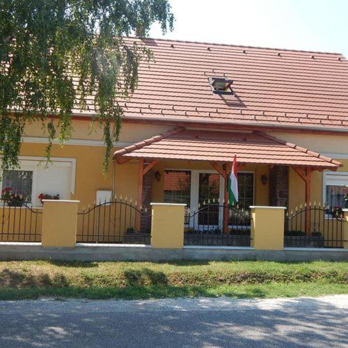 Ferenc Vendégháza, Buchen Sie  Balatonlelle 