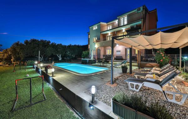 Villa Kastel, Buchen Sie  Hotels in Gespanschaft Split-Dalmatien mit Parkplatz, Parkplätze