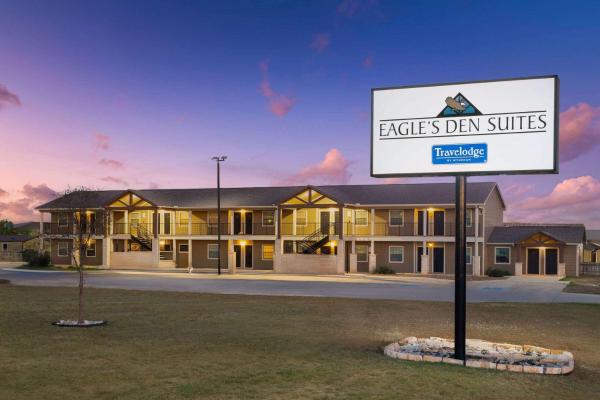 Eagles Den Suites Cotulla a Travelodge by Wyndham