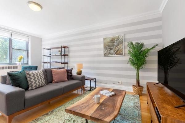Gorgeous Roomy W Village 1BR w Doorman NYC-131, Buchen Sie  New York 