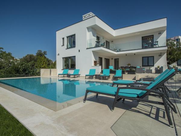 Villa in Pje ana by the Beach with Pool, Reserva ahora  Pješčana Uvala Pula