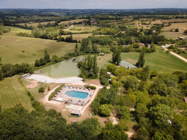 Huttopia Vallée du Lot, Reserva ahora  Hoteles en Aquitania con aparcamiento, Aparcamiento
