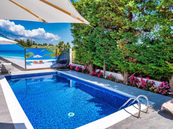 Deluxe Sani Relax Villa, Prenota  Hotel a Macedonia con parcheggio, Parcheggio