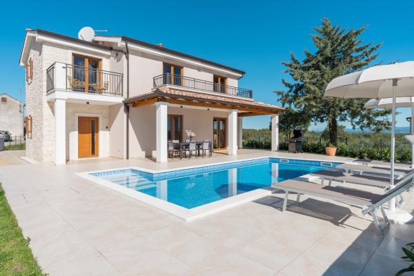 Villa atop the village with stunning view, Reserva ahora  Hoteles en Istria central con piscina, Piscina