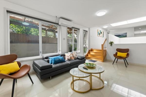 Spacious Villa Holiday Staycation in Canterbury East of Melbourne, Prenota  Balwyn North Victoria