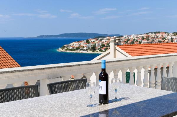 Villa Grande Vista - Spacious 3 BR Apartment with Large terrace and Fantastic sea view, Buchen Sie Ferienwohnung Hotels in Gespanschaft Split-Dalmatien mit Parkplatz, Parkplätze