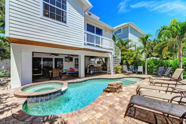 Villa Marianne: AMI North End, Steps to Beach, West of Gulf, Pool by Anna Maria Life, Prenota  Hotel SPA a Florida, SPA